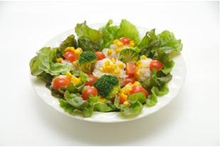 色とりどりの野菜がたっぷり入った「ツナのっけサラダすし」の写真
