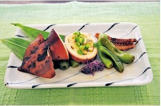 四角いお皿に、付け合わせの野菜と一緒に盛られた「イカのけんちん」の写真