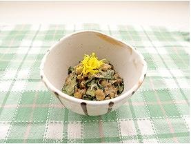 小鉢に盛り付けられた「納豆ときゅうりのごま酢あえ」の写真