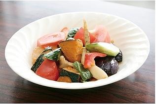 夏野菜がたっぷりと入った野菜の素揚げ黒酢和えの写真