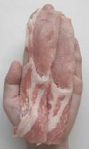 片手の平にのせた豚肉の写真