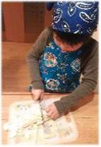 子どもが包丁で、白菜をざく切りしている写真