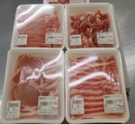 4つのトレーに、部位ごとにパック詰めされた豚肉の写真