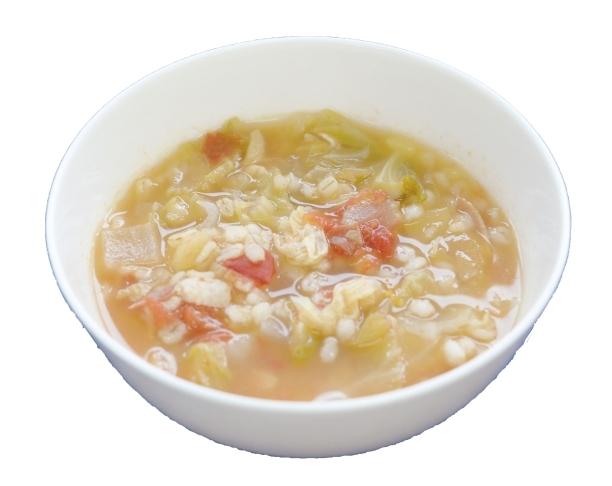 推し麦とトマト、キャベツなどの野菜がたっぷり入ったスープの写真