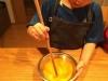 卵液を菜箸で混ぜている写真
