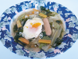 半熟の卵が乗っている「野菜スープ」の写真