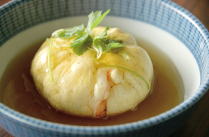 三つ葉が添えられた「豆腐とえびの茶巾蒸し」の写真
