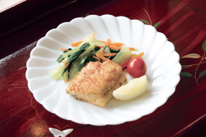 色鮮やかな茹で野菜が添えられた「サケのヨーグルト焼き」の写真