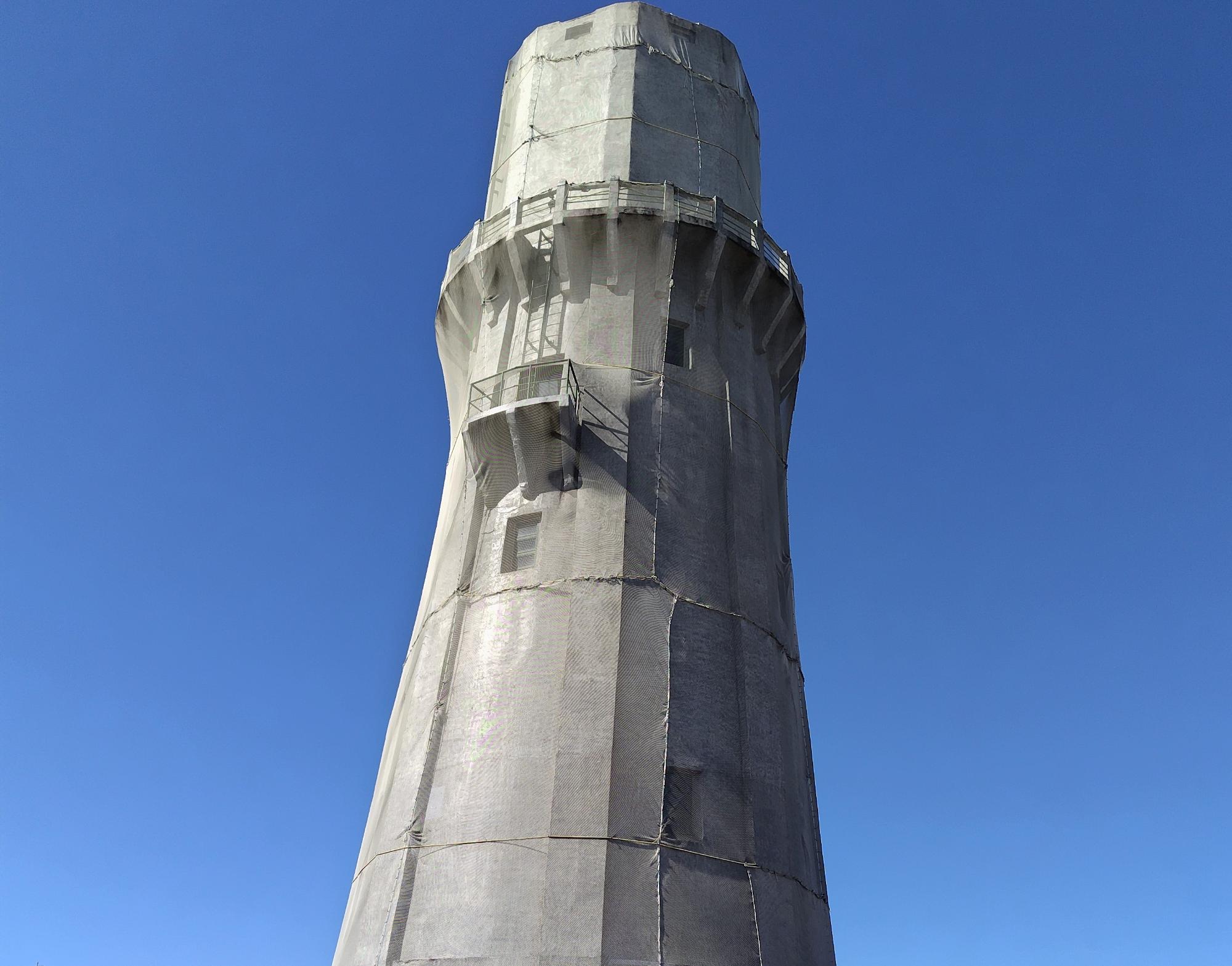 補修中の旧水道塔