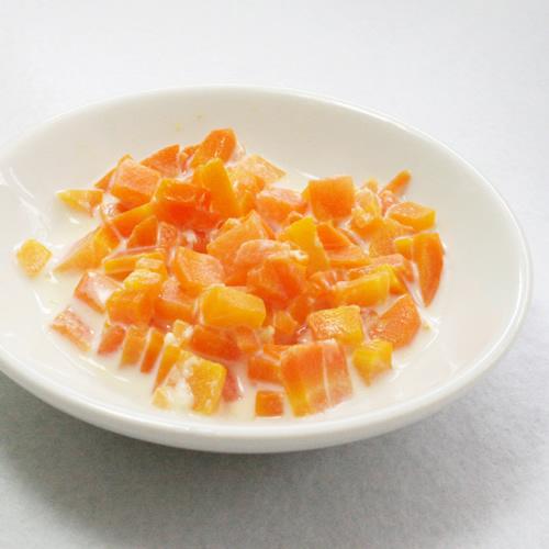 橙色が鮮やかなにんじんのミルク煮の写真