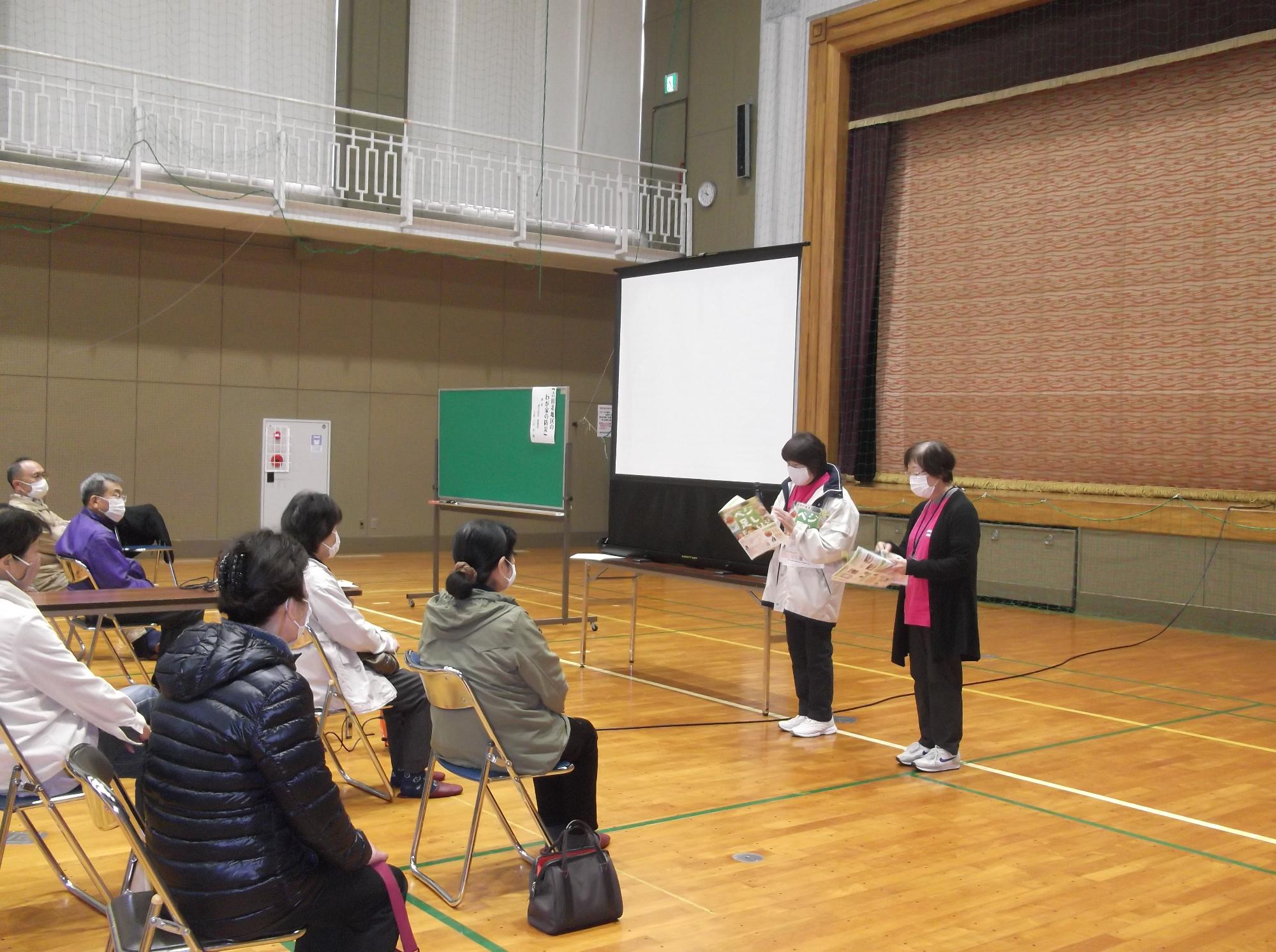 地域住民にベジ足し普及活動をしている様子