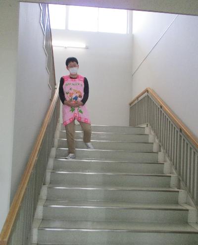 妊婦体験で階段を上り下りしている様子