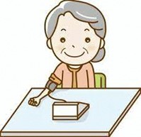 血圧測定する女性