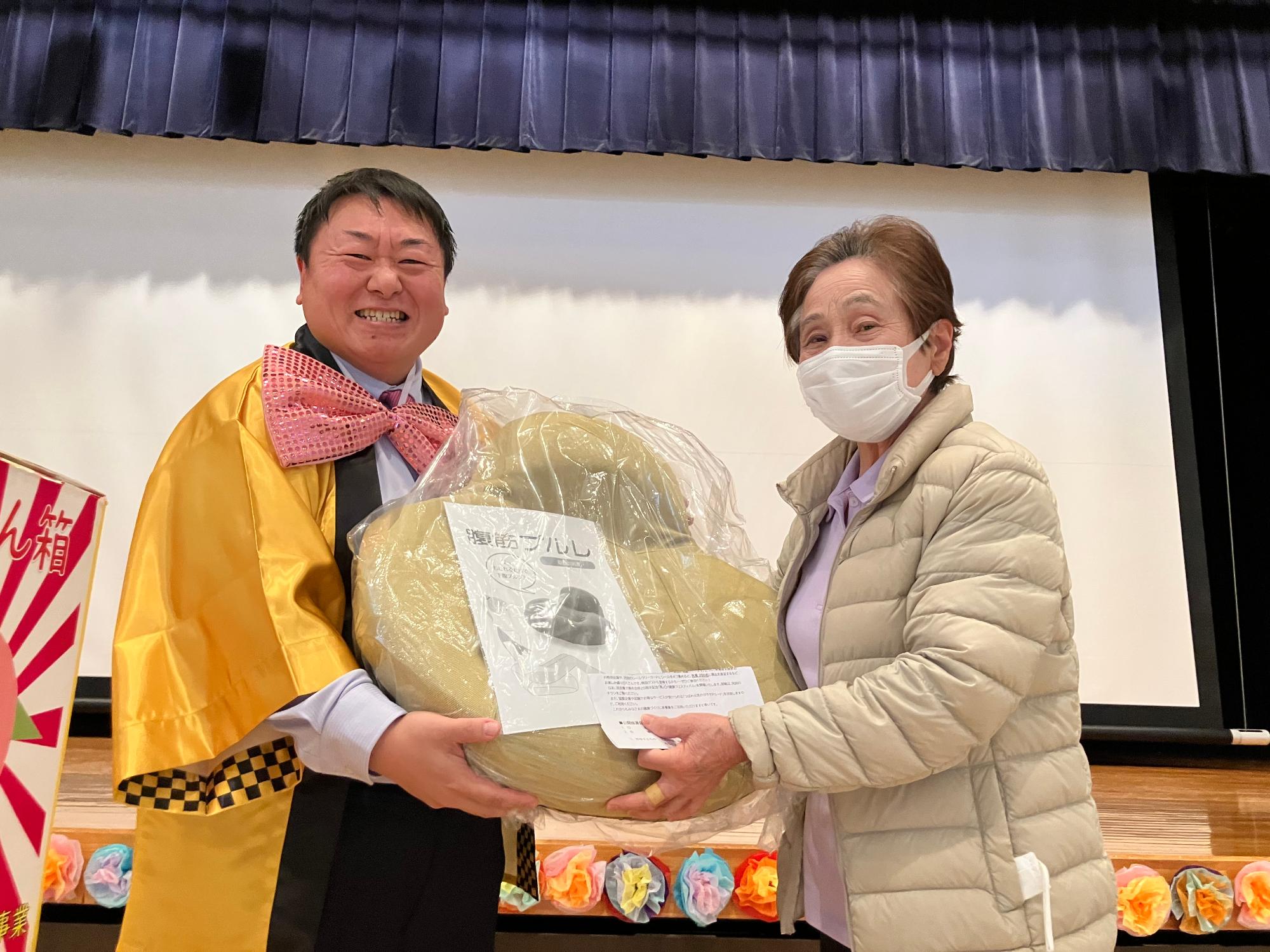 1等当選者へ賞品のお渡し