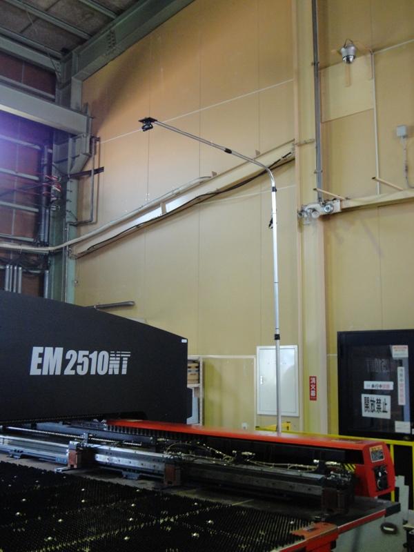 EM2510NTと書かれた大型機械にレールのようなものがある写真