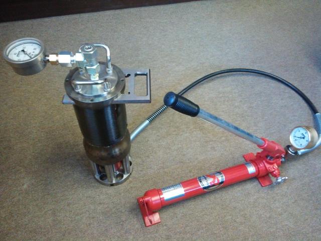 圧力メーターが付いた黒色の物と、圧力メーターが付いた赤い手動ポンプの写真
