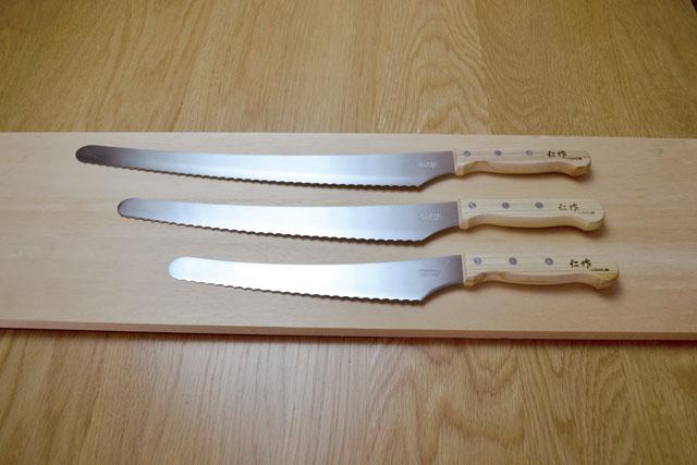 大きさの異なる3種類のスパチュラ型ナイフの写真