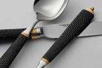 黒い柄絵のカトラリー「ビザンティン」のナイフ、スプーン、柄の部分の写真