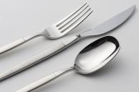 銀色のシンプルなカトラリー「ミルトア」のフォーク、ナイフ、スプーンの写真