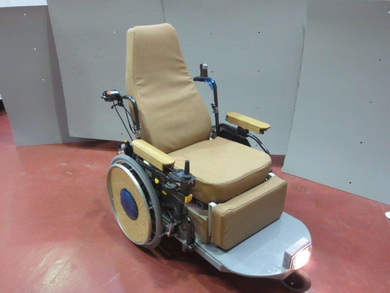 有限会社加藤モーターが開発した新型の電動車椅子を「車イス」モードにした時の写真