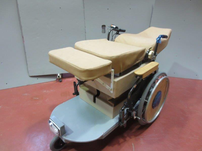 新型電動車椅子を「簡易ベッド」モードにした時の写真