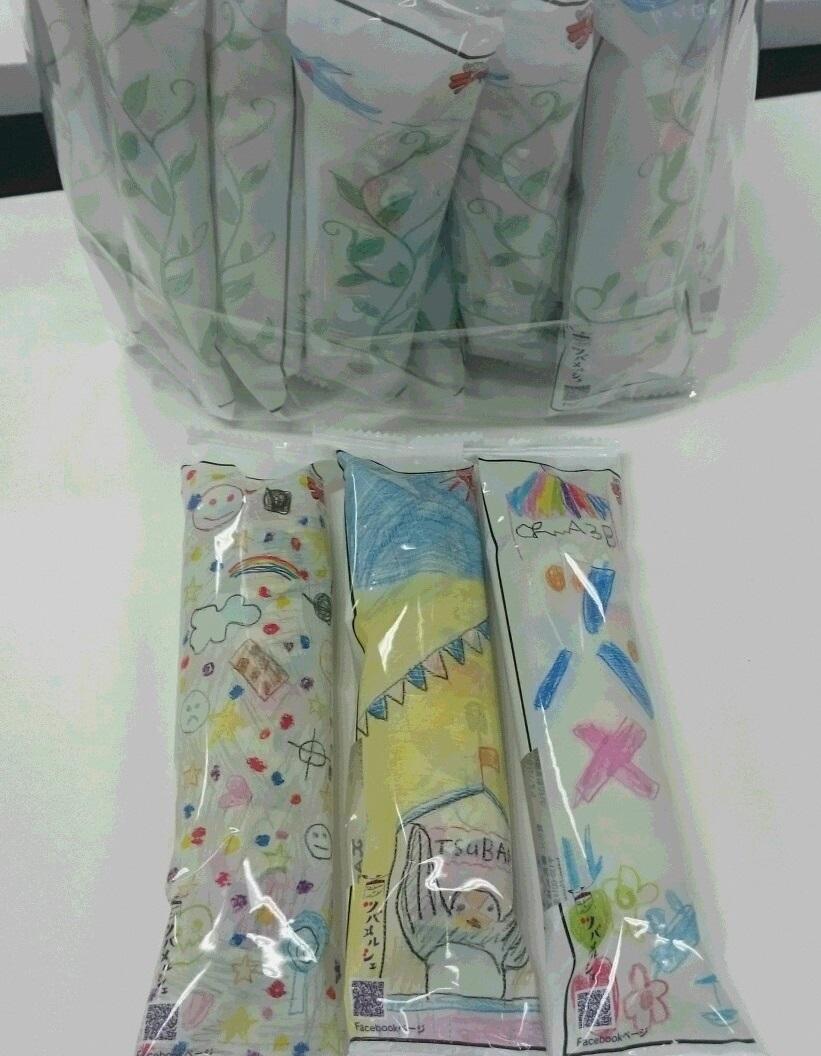 3つ並べられたパッケージデザインされた包装のお菓子とその詰め合わせを撮った写真
