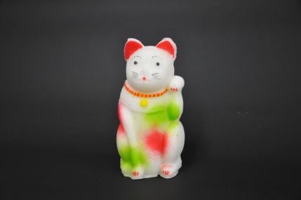 白を基調とし赤、緑、黄色で色分けされた招き猫の象った金平糖の写真