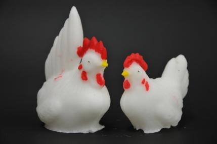 白を基調とし赤色で色分けされた鶏の夫婦を象った金平糖の写真