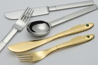 銀色のナイフ、フォーク、スプーンと金色で柄の部分に装飾があるナイフ、フォークのカトラリー「NOBEL」の写真