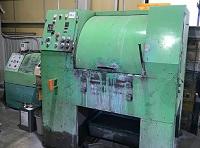 バレル研磨機：緑色の大きな機械の写真