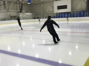 リンク上でスケートするスケーターの写真