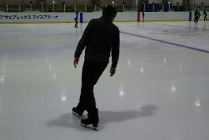 リンク上でスケートをする男性の写真