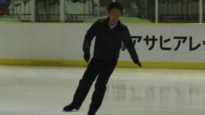 スケートをする黒い服を着た男性の写真