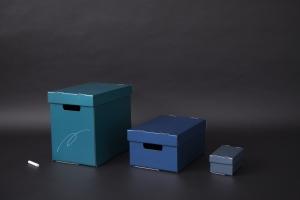緑、青、黒の大きさの異なる箱が横に並べられている写真