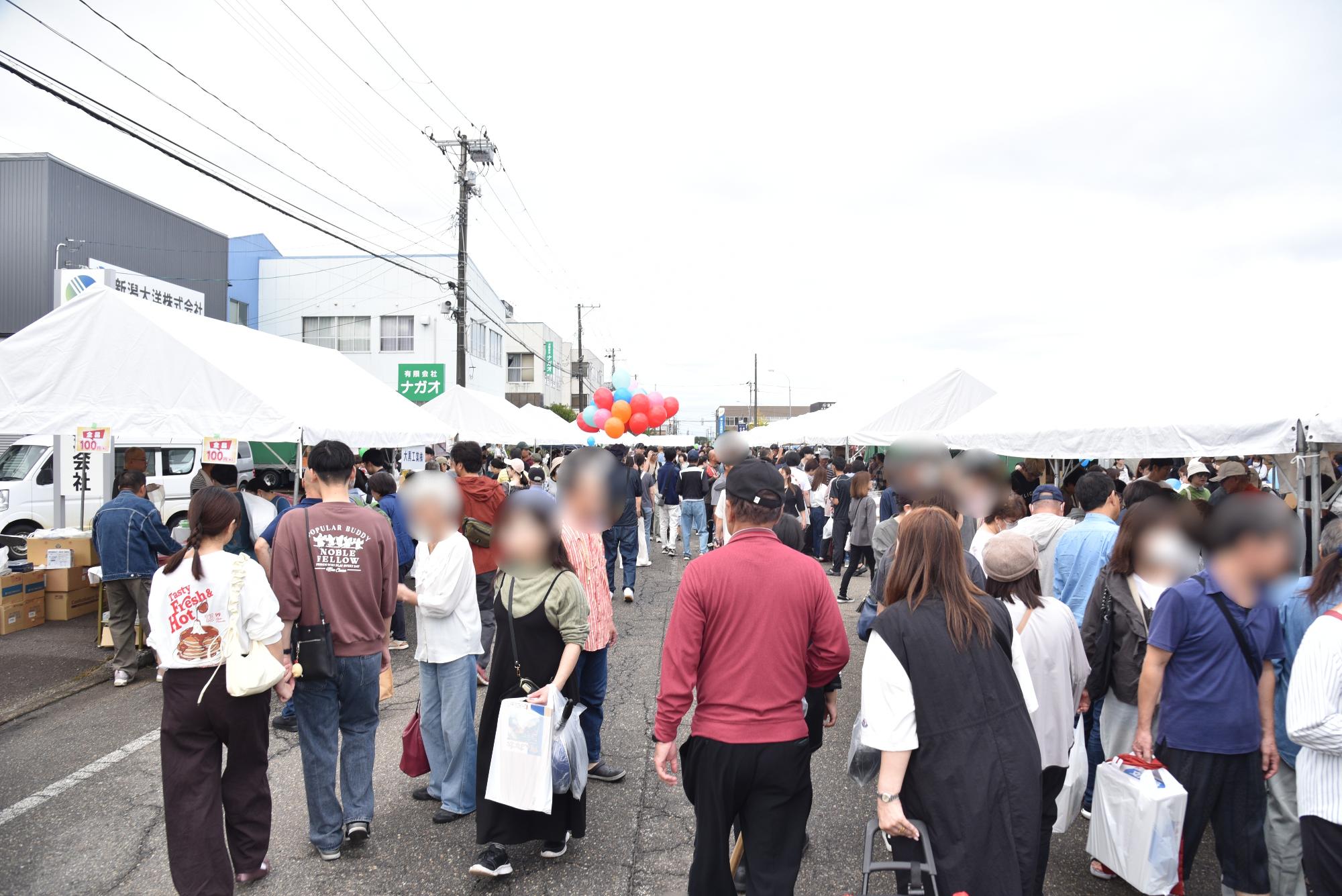 燕青空即売会で両路肩に出店している屋台と行き交う人々