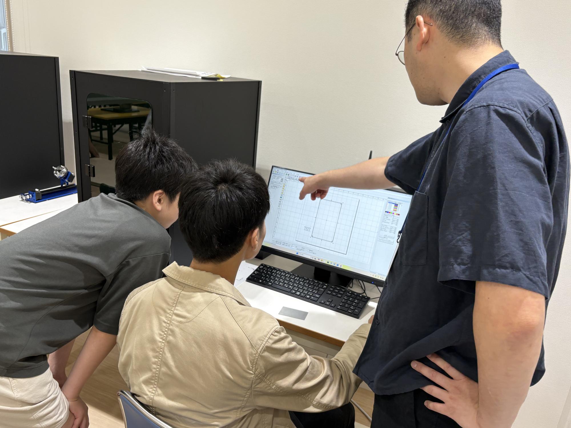 パソコンを使って作業をする様子