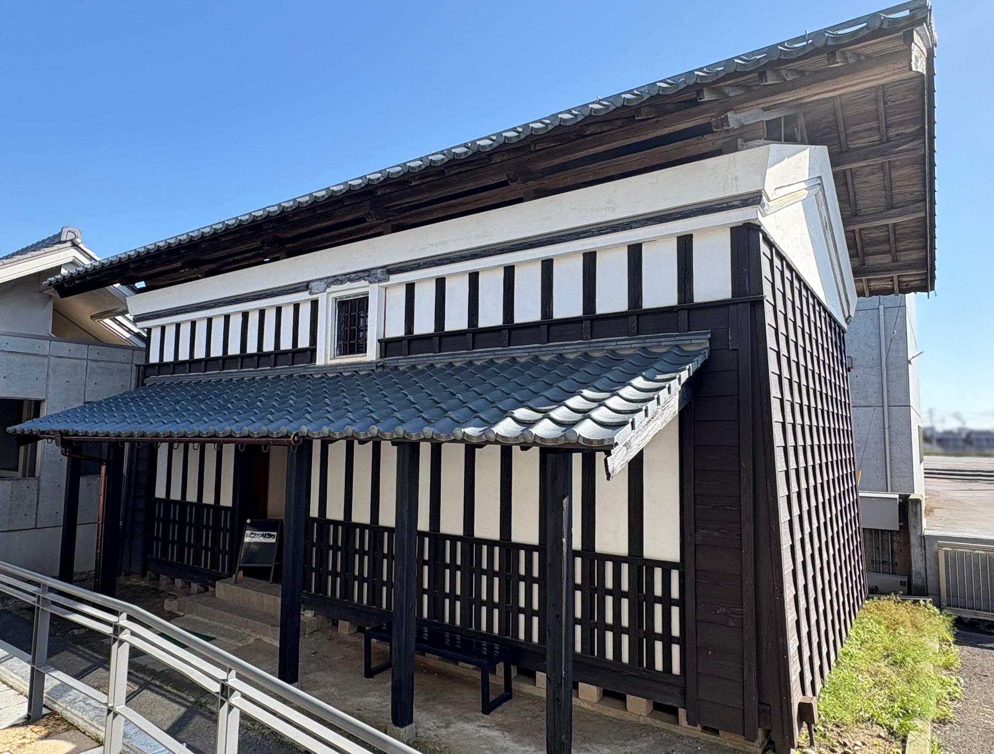 ミュージアムショップの外観写真。瓦屋根や漆喰など、土蔵の意匠がそのまま活用されている。