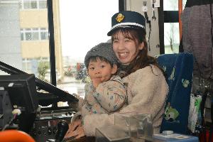 公共交通フェスタ写真_運転席記念写真