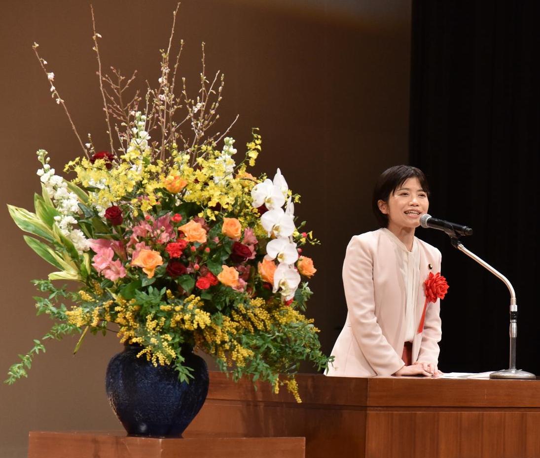 打越さく良議員の挨拶の様子