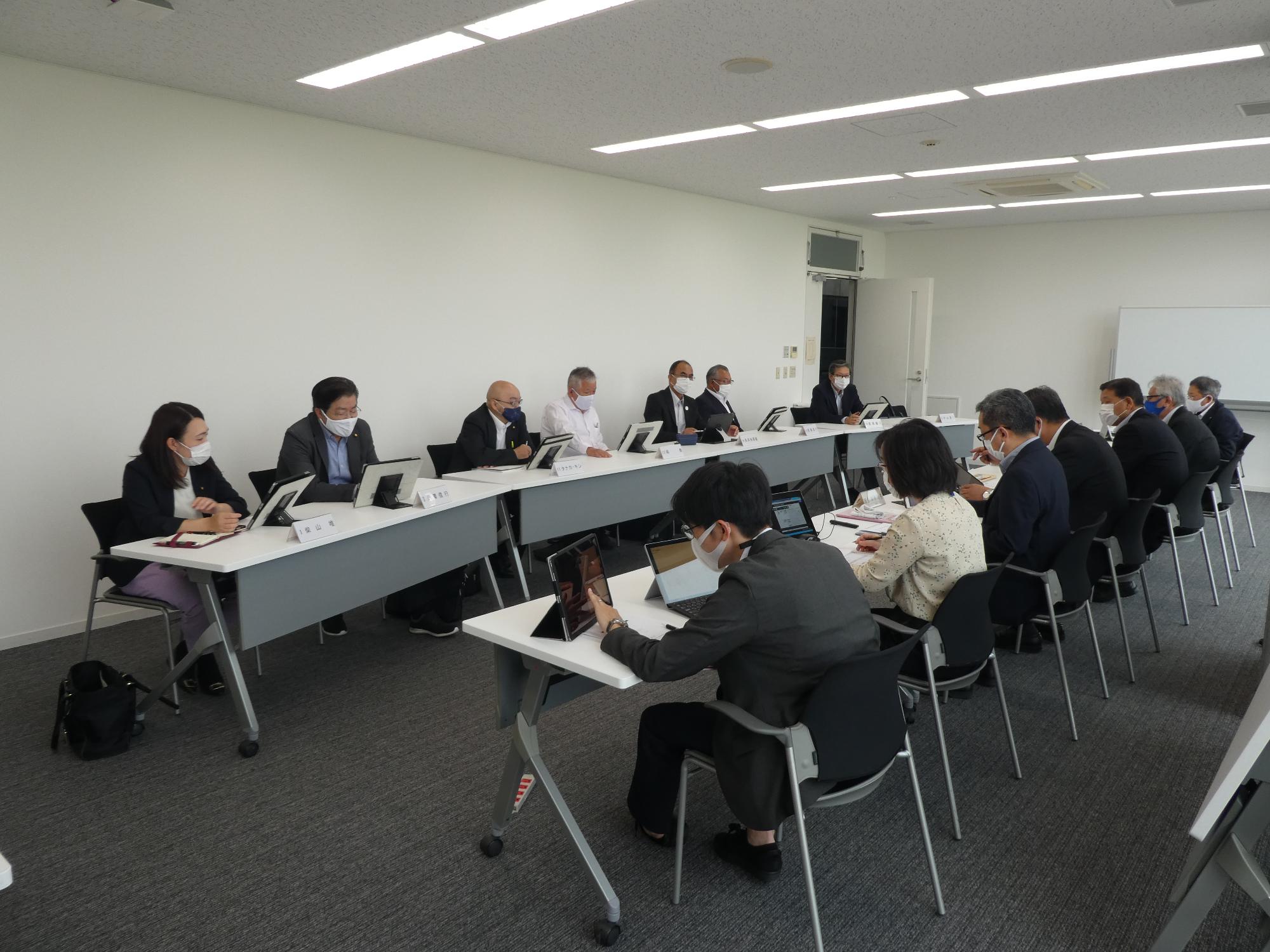 会期日程等が協議された、議会運営委員会の様子