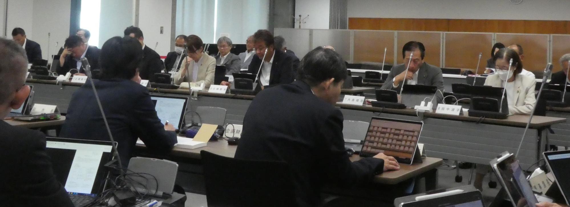 委員会室での審議の様子、議案を審議する常任委員会や特別委員会はインターネット中継も行っています委員会室