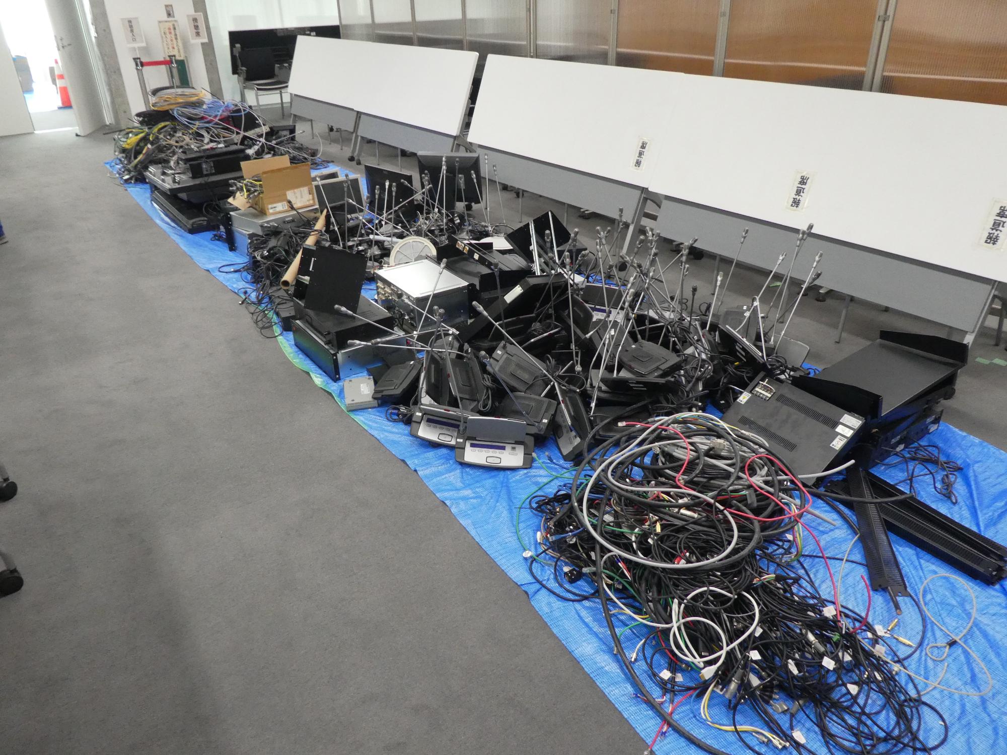 古い機器や古い配線を撤去しています古い