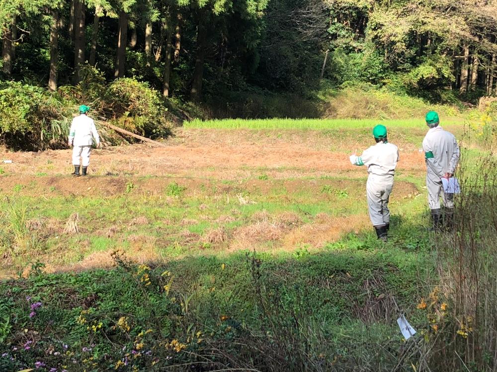 再生困難農地現地確認：田畑の様子をチェックしている作業着を着た3人の様子の写真
