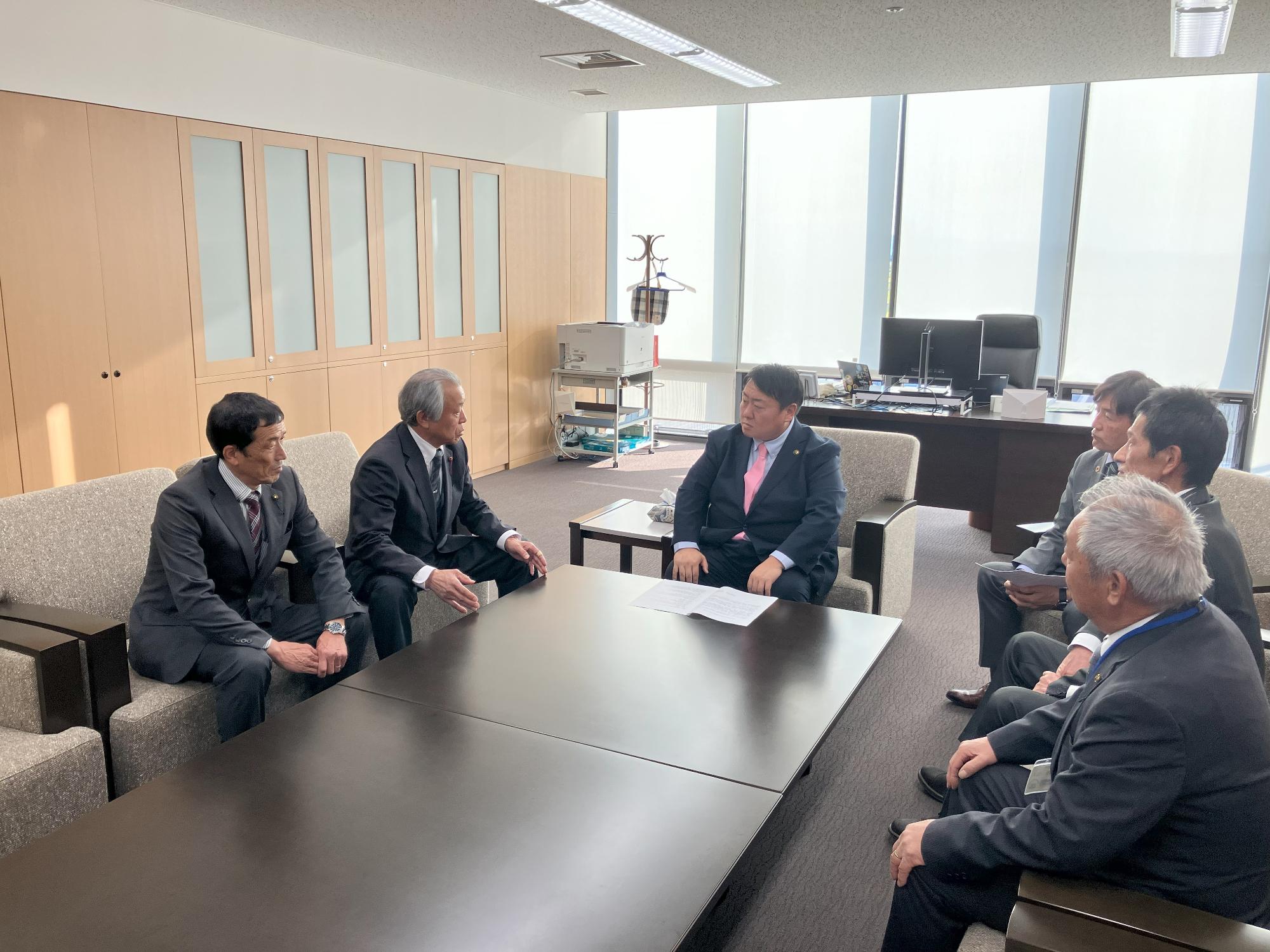 令和7年度意見書提出の様子2