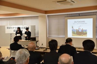 制服を着た中学生が原稿を読み上げている様子の写真