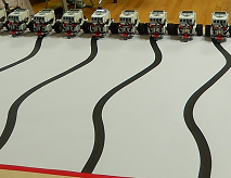 滑走路のラインで一列に並んだロボットの写真