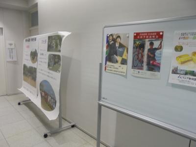 2つのホワイトボードが並び、それぞれポスターと大きな模造紙が掲示されている写真
