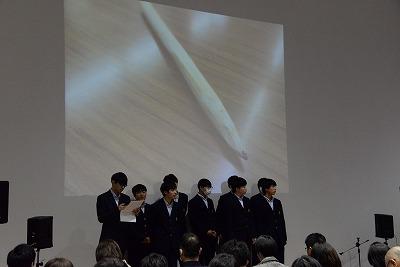 前方に並び、鉛筆づくりについての発表をしている生徒たちの写真