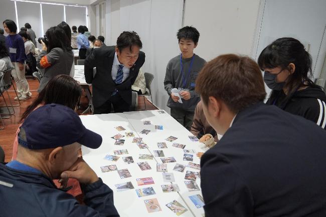 長善館学習塾閉講式でかるたを楽しむようす