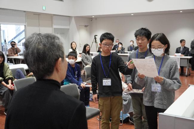 長善館学習塾閉講式でお世話になった方へ感謝状を渡す塾生たち